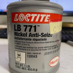 Puede incluir: Un recipiente metálico gris de lubricante Loctite LB 771 Nickel Anti-Seize. La etiqueta es roja y blanca con el texto "Loctite LB 771 Nickel Anti-Seize Antiaferrante niquelado" y "Part/Parte No. 135543". El recipiente es de 1 lb (453,6 g).