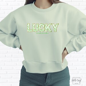 Lucky Mama SVG PNG HTV sublimation fichiers, chemise femme Saint-Patrick, sticker trèfle à quatre feuilles shamrock, vêtements inspirés du patrimoine irlandais