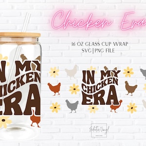 Puede incluir: Un vaso transparente de 473 ml con tapa y pajita de bambú. El vaso presenta el texto "IN MY CHICKEN ERA" en marrón, con gráficos de pollos y flores. Las palabras "Chicken Era" son de neón rosa.