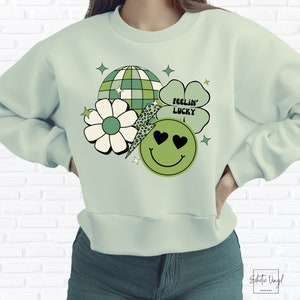 Feelin Lucky PNG Sublimation HTV UVDTF Dateien, Retro St. Patricks Day Frauen Shirt, Kleeblatt, Kleeblatt, irisch inspiriertes Kleid