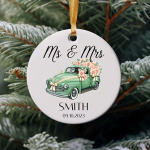 Erster Weihnachten verheiratet Ornament, verheiratet Geschenk 2023, unser erstes Weihnachten als Mr und Mrs Ornament, Hochzeitsgeschenk, Andenken Ornament Keramik