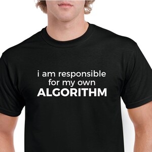 Peut inclure: T-shirt noir à col rond avec le texte blanc « i am responsible for my own ALGORITHM ». Le t-shirt est fait d'une matière douce et a des manches courtes. Le texte est centré sur le devant du t-shirt.
