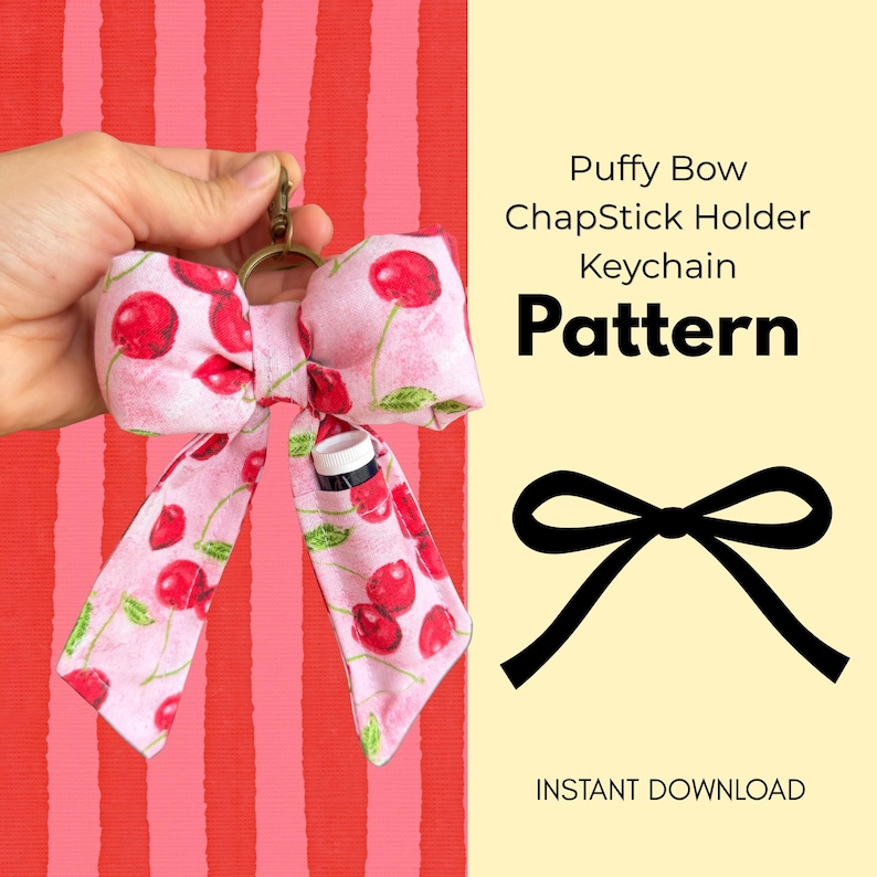 Puede incluir: Un llavero de lazo de tela rosa con un estampado de cerezas, que sostiene un protector labial. El llavero tiene un cierre dorado. El texto en la imagen dice "Puffy Bow ChapStick Holder Keychain Pattern" y "Instant Download".