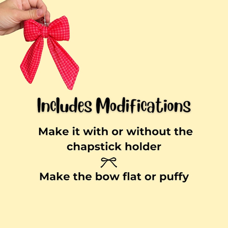 Puede incluir: Un lazo rojo con estampado de pata de gallo es sostenido por una mano. El texto "Includes Modifications" est&aacute; encima del texto "Make it with or without the chapstick holder" y "Make the bow flat or puffy".