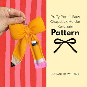 Könnte beinhalten: Ein gelber Schlüsselanhänger aus Stoff in Bleistiftform mit einer kleinen Tasche für einen Lippenbalsam. Der Text lautet: Puffy Pencil Bow Chapstick Holder Keychain Pattern. Ein schwarzes Schleifen-Symbol und INSTANT DOWNLOAD sind zu sehen.