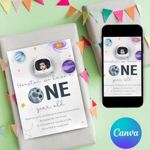 Puede incluir: Una invitación de fiesta de cumpleaños de primer año de temática de astronauta, azul y blanca, con una foto de un bebé en un traje espacial. La invitación presenta un fondo de galaxia con planetas y estrellas. El texto dice "Houston, tenemos un ONE year old".