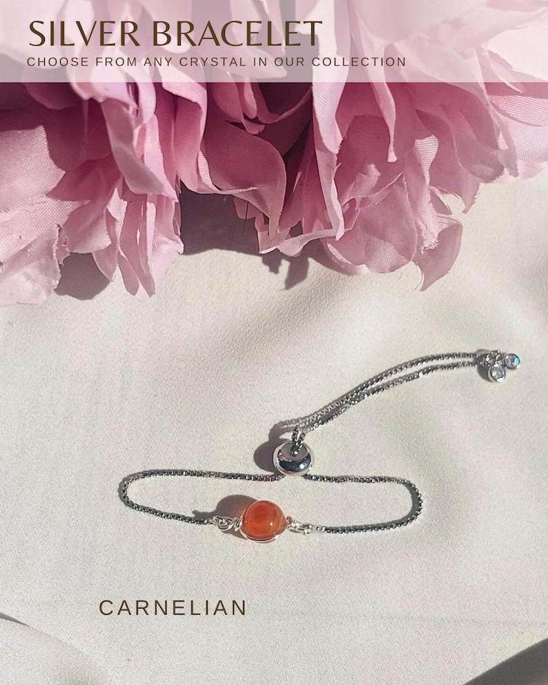 Op de afbeelding: Een zilveren armband met een carneoolsteen. De armband heeft een fijne ketting en een schuifsluiting. De tekst "SILVER BRACELET" en "CHOOSE FROM ANY CRYSTAL IN OUR COLLECTION" staan bovenaan. Het woord "CARNELIAN" staat onderaan.