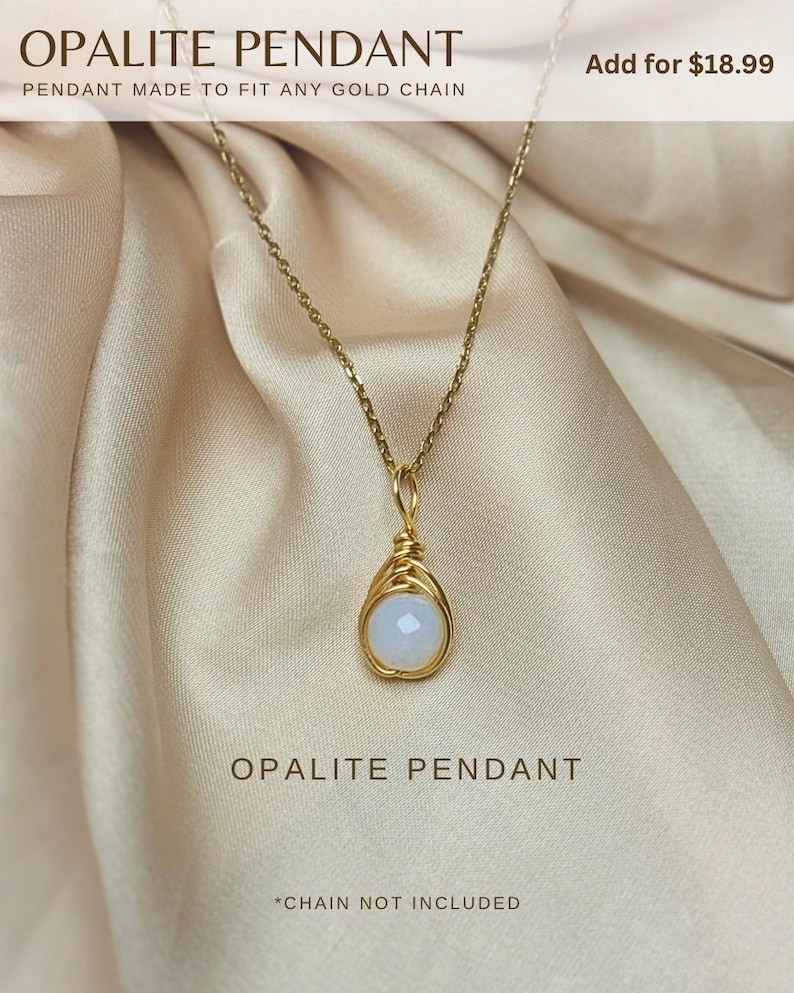 Op de afbeelding: Een goudkleurige ketting met een opaliethanger. De hanger heeft een lichtblauwe-witte kleur, draadgewikkeld in goud. De afbeelding bevat de tekst "OPALITE PENDANT" en "PENDANT MADE TO FIT ANY GOLD CHAIN". De ketting is niet inbegrepen.