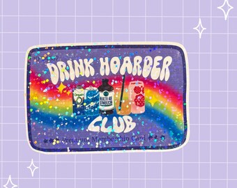 Könnte beinhalten: Ein rechteckiger Aufkleber mit holografischem Finish, einem Regenbogenhintergrund und dem Text "DRINK HOARDER CLUB Premium Membership Card". Das Design zeigt Illustrationen verschiedener Getränkebehälter und einen schwarzen Strohhalm.