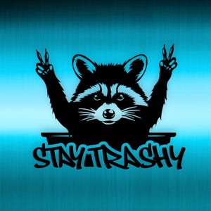 Puede incluir: Ilustración de un mapache negro con cara blanca y signos de paz, sobre un fondo azul. El texto "STAY TRASHY" está escrito en una fuente de estilo grafiti debajo.