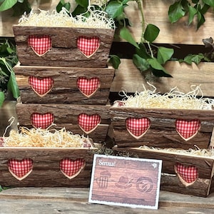 Geschenkkorb aus Holz/Rinde mit zwei Stoffherzen, rustikal, Landhaus, Bayern, zum selbstbefüllen mit Grußkarte, Holzwolle und Geschenkband