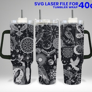 Könnte beinhalten: SVG-Laserdatei für eine 40oz Tumbler-Hülle mit einem schwarz-weißen Design mit einem himmlischen Thema. Das Design beinhaltet Vögel, Sterne, Monde und Traumfänger.