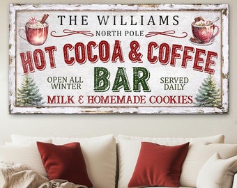 Könnte beinhalten: Ein Schild im Vintage-Stil mit weißem Hintergrund und roten und grünen Buchstaben. Das Schild lautet "The Williams North Pole Hot Cocoa & Coffee Bar Open All Winter Served Daily Milk & Homemade Cookies". Das Schild zeigt Illustrationen einer Tasse heißer Schokolade und eines Weihnachtsbaums.