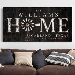 Könnte beinhalten: Ein schwarz-weißes Schild mit einem abgenutzten Look mit dem Text "The Williams Home Garland, Texas Established 2024" und einem Windmühlen-Motiv in der Mitte.
