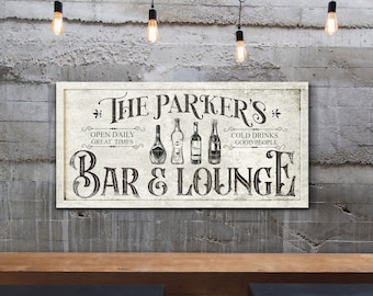 Könnte beinhalten: Ein weißes Schild mit schwarzem Text, auf dem "The Parker's Bar & Lounge" steht. Das Schild hat ein Vintage-Design mit Illustrationen von Schnapsflaschen. Der Text lautet auch "Open Daily Great Times" und "Cold Drinks Good People".