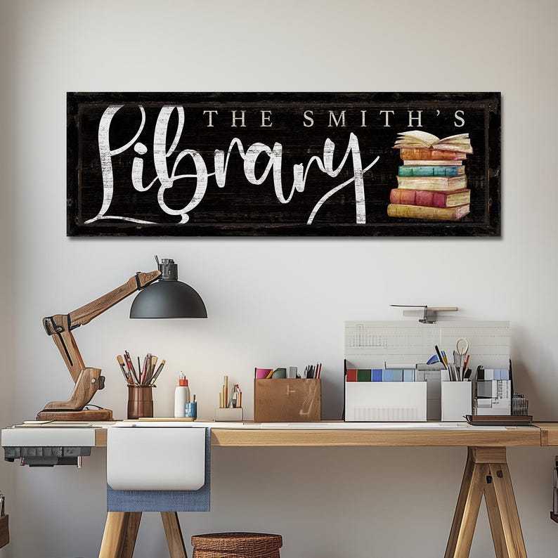 Op de afbeelding: Een zwart-wit bord met de tekst "The Smith's Library" in wit cursief schrift. Rechts op het bord ligt een stapel kleurrijke boeken.
