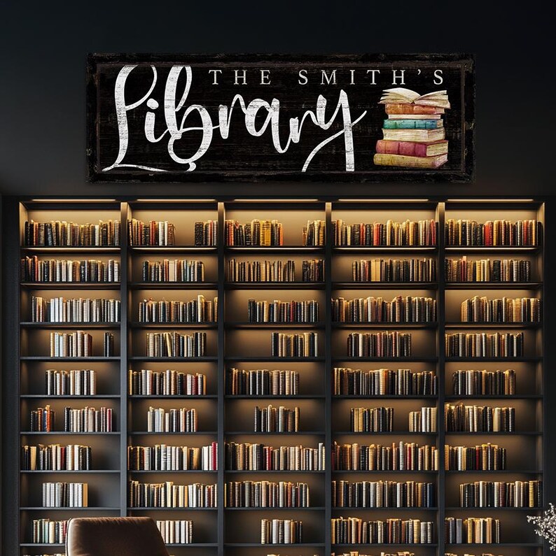 Op de afbeelding: Een zwart houten bord met witte letters met de tekst "The Smith's Library". Het bord is versierd met een stapel kleurrijke boeken.
