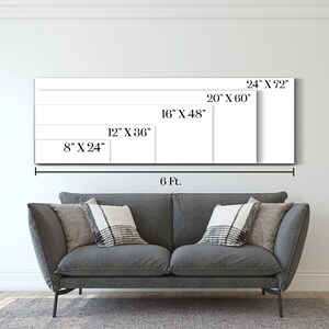 Op de afbeelding: Een visuele gids voor verschillende canvasformaten, vari&euml;rend van 20,3 cm bij 61 cm tot 61 cm bij 183 cm. De formaten worden weergegeven op een witte muur met een grijze bank op de voorgrond.