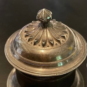 Boîte à bijoux vintage en métal argenté : motif floral gravé