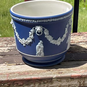 Antik Wedgwood blå jaspisplanter med klassiska figurer och lejonhuvuden