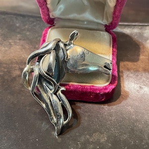 Spilla/ciondolo vintage in argento sterling di grandi dimensioni a forma di cavallo scultoreo con criniera fluente
