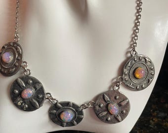 Collar vintage de plata de ley con cabujones de ópalo aliento de dragón.