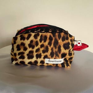 Valentina, mini handgemachte Kosmetiktasche. Kleine Kulturtasche, Kosmetiktasche, Geschenk Leopardenmuster. Winzige Reisegröße für den Urlaub. In roter Spitze