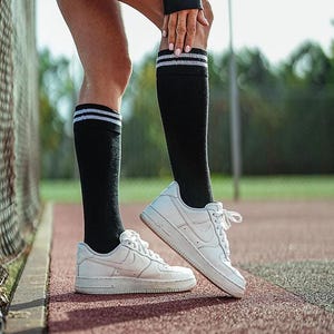 Calcetines a rayas hasta la rodilla: mezcla de algodón clásica y de moda