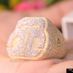 Benutzerdefiniertes Logo Iced Out Nummer / Logo / Buchstabe Moissanite Ring, farblos VVS1 Runder Moissanite Ring, gleicher Stil Hip Hop 14kt Vergoldeter Ring
