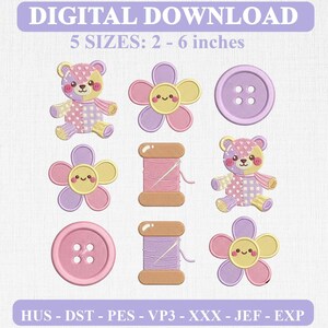 Könnte beinhalten: Digitale Stickmuster-Downloads mit zwei Patchwork-Teddybären, drei lächelnden Blumen, zwei Vierlochknöpfen und zwei Garnrollen mit Nadeln. Text: DIGITAL DOWNLOAD, 5 SIZES: 2 - 6 inches, HUS - DST - PES - VP3 - XXX - JEF - EXP.