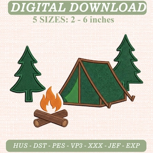 Peut inclure: Motif de broderie en téléchargement numérique représentant une tente verte, deux sapins verts et un feu de camp avec des flammes orange et des bûches marron. Le texte indique DIGITAL DOWNLOAD, 5 SIZES: 5 - 15 cm, et HUS - DST - PES - VP3 - XXX - JEF - EXP.