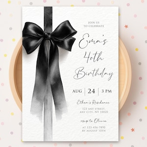 Può includere: Invito di compleanno elegante con un grande fiocco e nastro neri su sfondo bianco. Il testo recita "Ema's 40th Birthday" con data, ora e informazioni RSVP. L'evento è il 24 agosto alle 15:00.