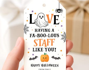 以下が含まれることがあります： お化け、カボチャ、クモ、コウモリが描かれた白いハロウィーンのギフトタグ。「LOVE HAVING A FA-BOO-LOUS STAFF LIKE YOU! HAPPY HALLOWEEN FROM EMILY.」と書かれています。