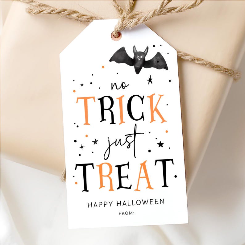 Puede incluir: Etiqueta de regalo blanca de Halloween con una ilustraci&oacute;n de murci&eacute;lago negro, texto naranja y negro que dice "no trick just treat", y las palabras "Happy Halloween" y "From:" en la parte inferior. La etiqueta est&aacute; atada con hilo.