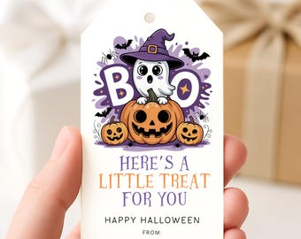 Può includere: Un'etichetta regalo bianca di Halloween con un fantasma dei cartoni animati con un cappello da strega, appollaiato su una zucca arancione. L'etichetta recita "BOO" e "Here's a Little Treat For You", con "Happy Halloween" sotto. Include pipistrelli e ragni.