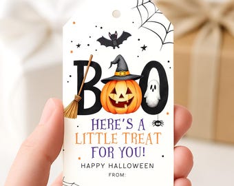 Può includere: Un'etichetta regalo a tema Halloween con la scritta "BOO" con una zucca, un fantasma e un pipistrello. L'etichetta recita "Here's a Little Treat For You!" e "Happy Halloween". Sono presenti anche una scopa e una ragnatela.