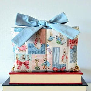 Funda acolchada con lazo para libros, diseño de conejo, protector acolchado para lectores.