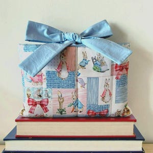 Funda acolchada con lazo para libros, diseño de conejo, protector acolchado para lectores.