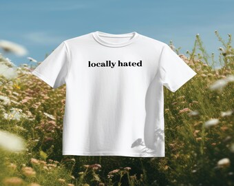 Lokalt hatad beskuren grafisk t-shirt för kvinnor, unisex kort topp, Y2K-ikonisk rolig it-tjej, söt skjorta, fräck, ojämn, sarkastisk, gåva