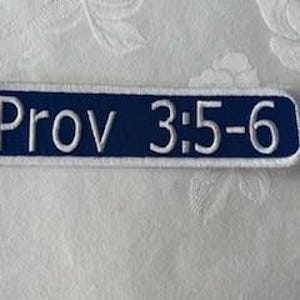 Könnte beinhalten: Ein blauer und weißer gestickter Aufnäher mit dem Text "Prov 3:5-6" in weiß.