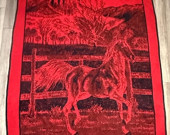 Coperta vintage SAN MARCOS con grafica di cavallo al galoppo, colori rosso/nero, misura matrimoniale 68x90”, reversibile, usata.