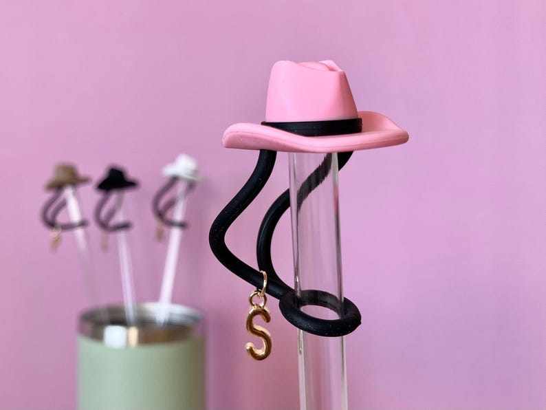 Pink Cowgirl Hat Straw Topper Personalized Initial Gift Western Style Drink Accessory Cup Decoration Rodeo Theme Party Supply Stanley Compatible 10mm Cover Perfect Present Horse Lovers Equestrian Enthusiasts Texas Themed Collection Unique