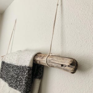 Driftwood Blanket Hanger Wall Mounted Rustic Decor Wooden Branch Rack Display Textile Storage Living Room Throw Holder Quilt Organizer Boho
