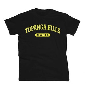 Könnte beinhalten: Schwarzes T-Shirt mit gelbem Text, der "Topanga Hills Mafia" in einer gewölbten Schriftart lautet.