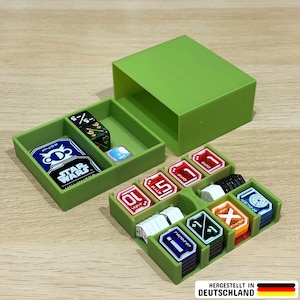 Könnte beinhalten: Eine limettengrüne Aufbewahrungsbox aus Kunststoff mit abnehmbarem Deckel, die ein Star Wars-Kartenspiel, zwei Würfel und ein separates Fach mit mehreren Unterteilungen für verschiedene farbige Spielmarken mit Zahlen und Symbolen enthält.