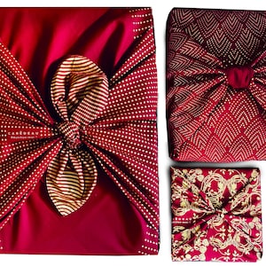 Set di 3 confezioni regalo riutilizzabili in cotone riciclato, tessuto ecologico Furoshiki, colore rosso bordeaux, design creativo, famiglia avventurosa