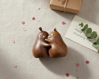 Wooden Hugging Pear Couple Figurine, Never Separate Love Sculpture Desk & Shelf Decor