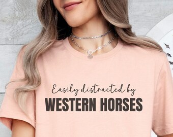 Camiseta "Facilmente distraída por cavalos", ideal para mães de cavalos, meninas que amam cavalos e para quem gosta de cavalos. Ótima camiseta com estampa de cavalo, perfeita para presentear donos de cavalos ou para quem ama cavalos.