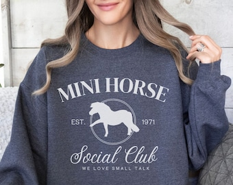 Bluza z nadrukiem Mini Horse Social Club, Bluza z miniaturowym koniem, Koszulka z uroczym koniem, Prezent dla właściciela miniaturowego konia, Prezent dla miłośnika miniaturowych koni