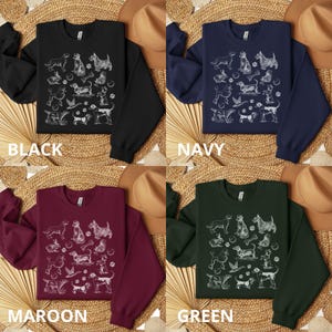 Peut inclure: Quatre sweat-shirts &agrave; col rond avec un imprim&eacute; graphique blanc de diff&eacute;rentes races de chiens. Les sweat-shirts sont disponibles en noir, marine, bordeaux et vert.